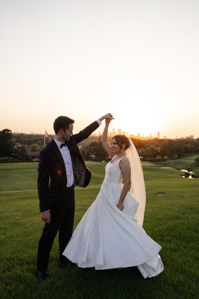 Saint Paul Town and Country Club wedding featuring the Saint Paul skyline